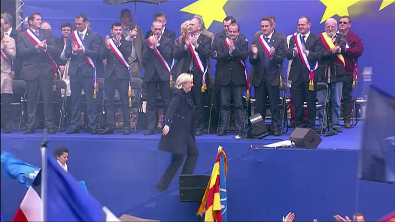 1er mai: le Front national défile contre l'Euro...