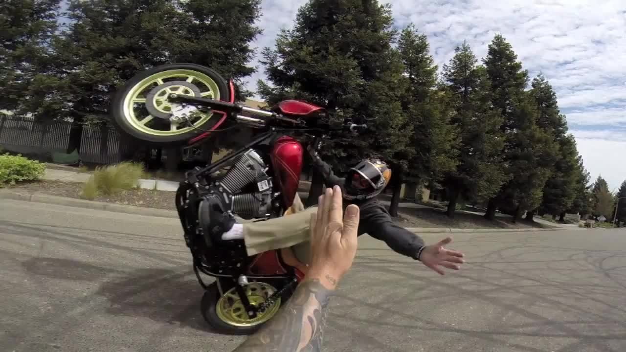 Faire des roues arrières en Harley-Davidson