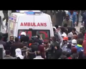 Eylemciler yoldan geçen ambulansı taşladı