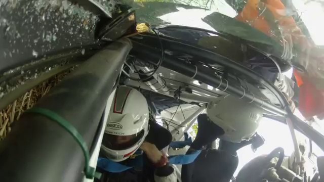 Crash dune voiture de rallye avec un GoPro embarquée