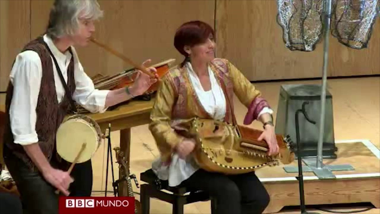 La mujer que toca extraños instrumentos medievales