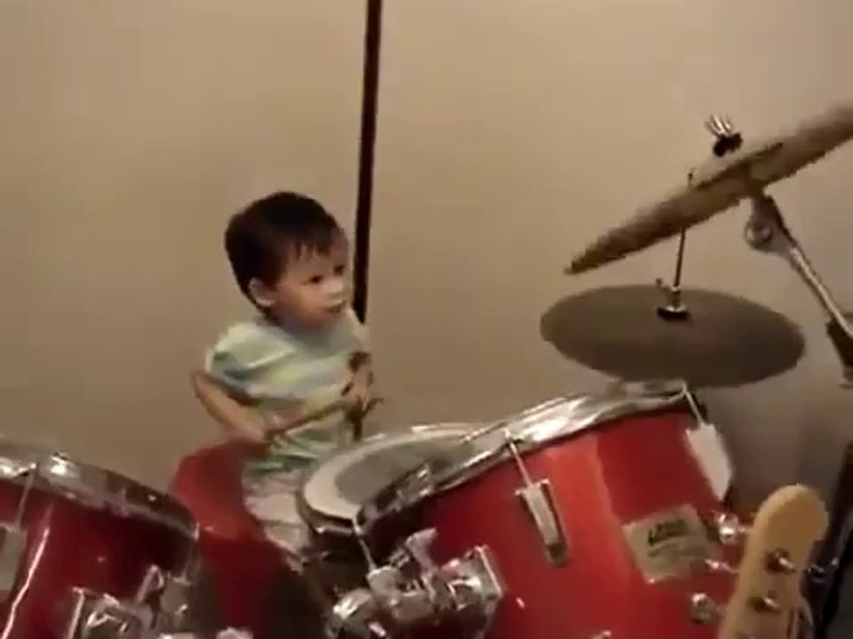 Enfant d'un An Qui Joue de la Batterie comme un Pro !
