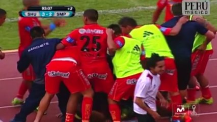 Gol in extremis, epica ammucchiata in Peru