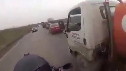 Un Motard se Prend la Porte d'un Camion ! a voir