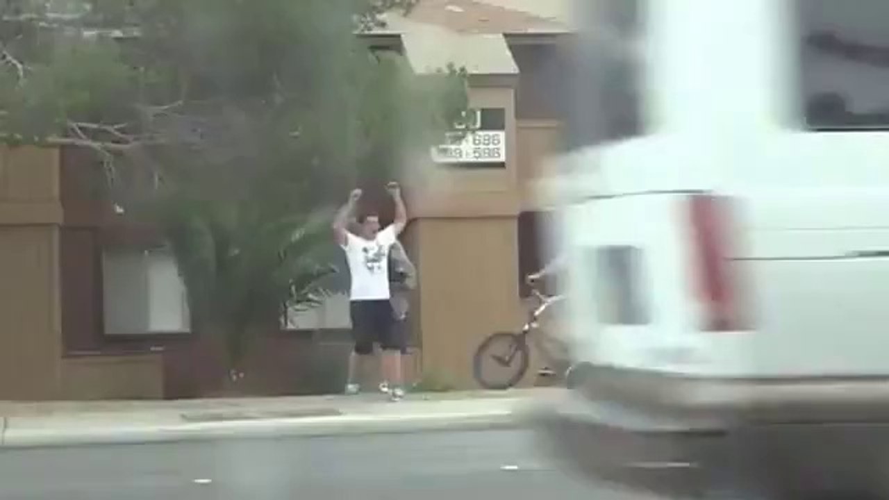 Un saut risqué en vélo du toit d'un immeuble ! a voir