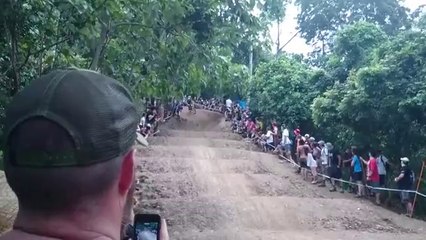 Un jeune tombe violemment d'un vélo