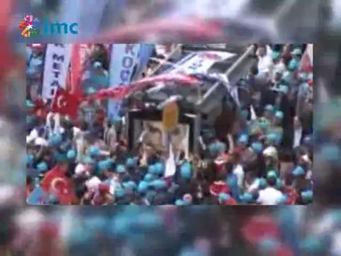 Kadıköy'de PKK bayrağı açan gence linç girişimi