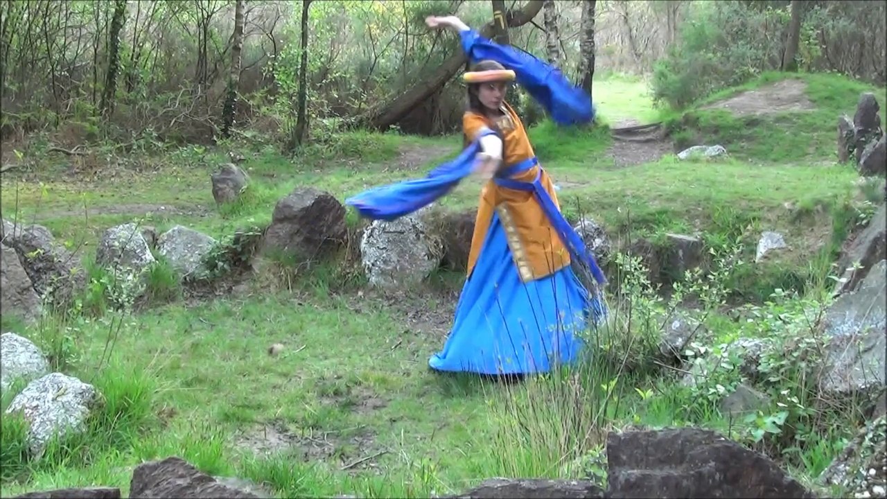Crixos et Roussalka en Forêt de Brocéliande déambulation d'échassier