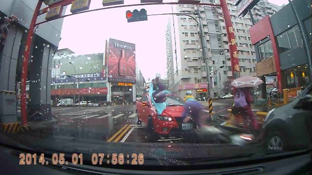 Une voiture percute un scooter à Taïwan