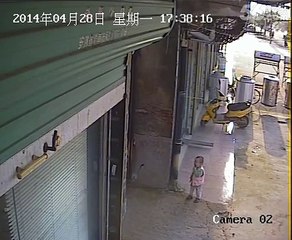 Un gars balance un bébé dans la rue!