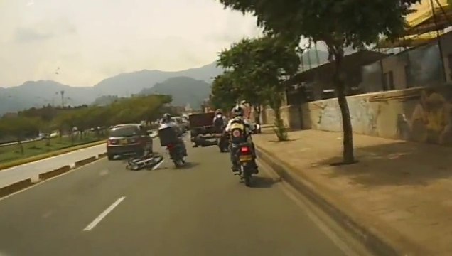 Un motard trop sur de lui... Grosse gamelle!