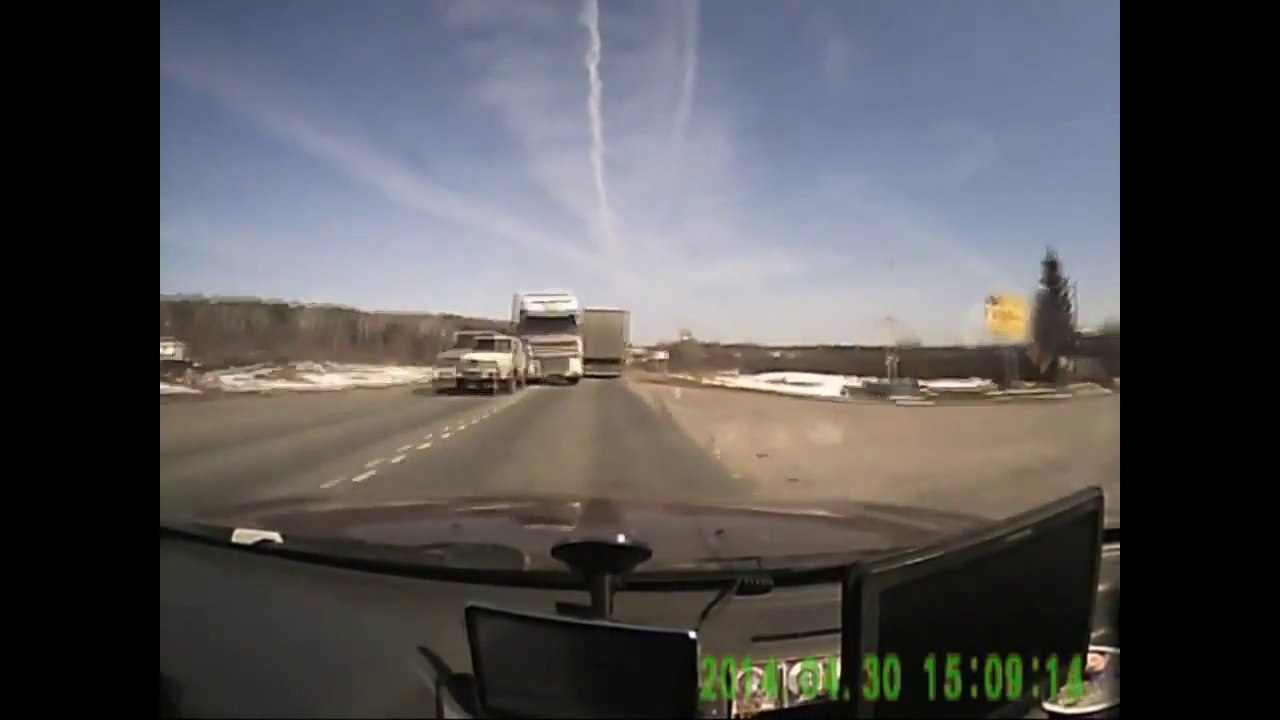 Crazy car accident in Russia : face to face!