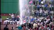 Explosion d'un canalisation d'eau en plein match de Baseball!