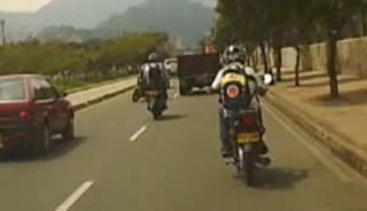 Un Motard imprudent slalome entre les voitures