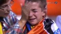 بكاء مؤثر لطفل مشجع من فالنسيا بعد تبخر الحلم الأوروبي في الدقائق الأخيرة