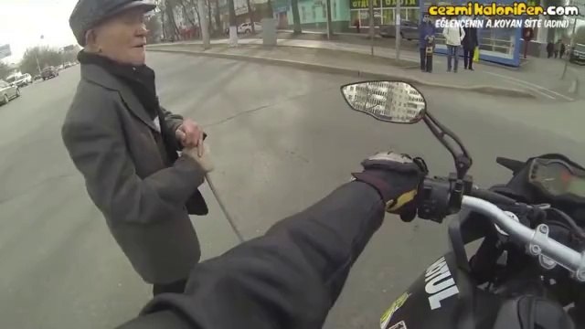 Karşıdan Karşıya Geçmeye Çalışan Dedeye Yardımcı Olan Motorlu