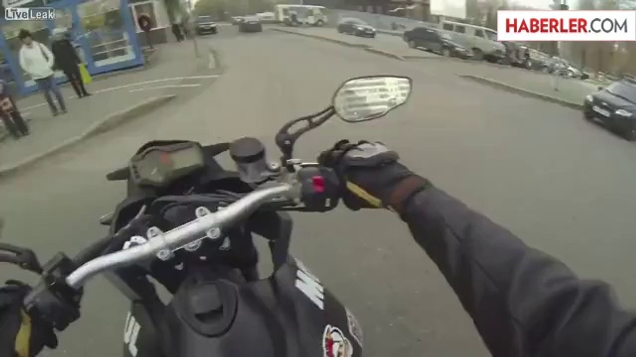 Karşıdan Karşıya Geçmek İsteyen Yaşlı Adama Yardım Etti