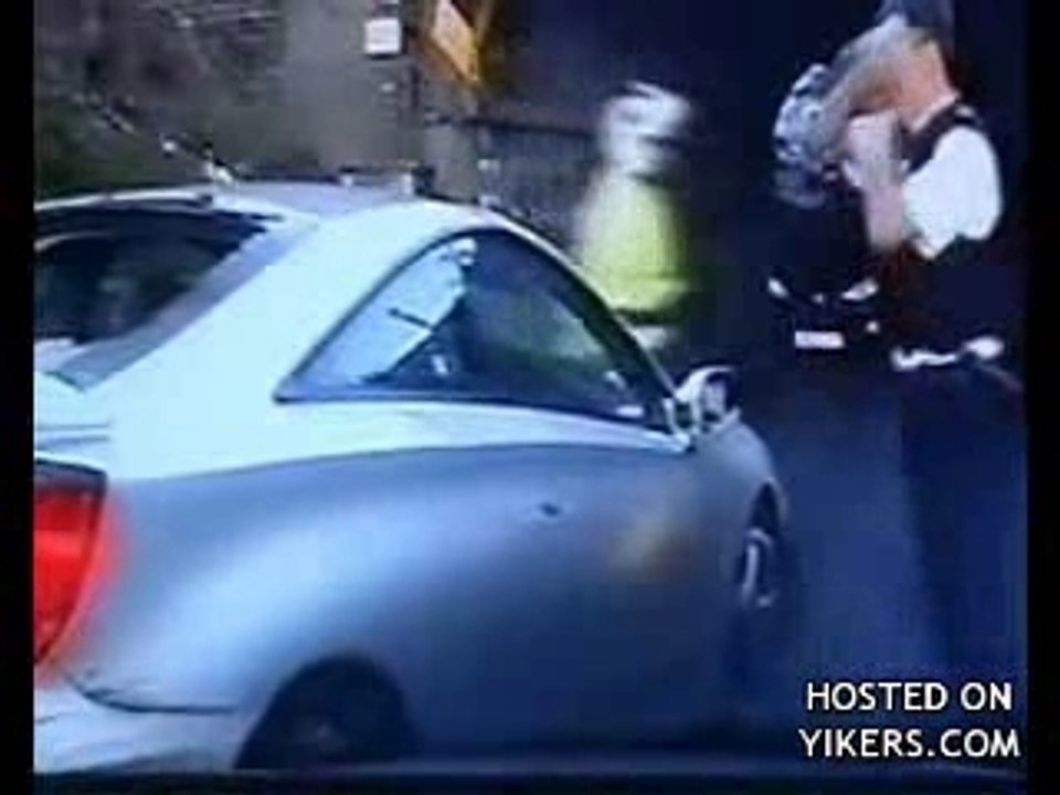 Regis passe un barrage de police