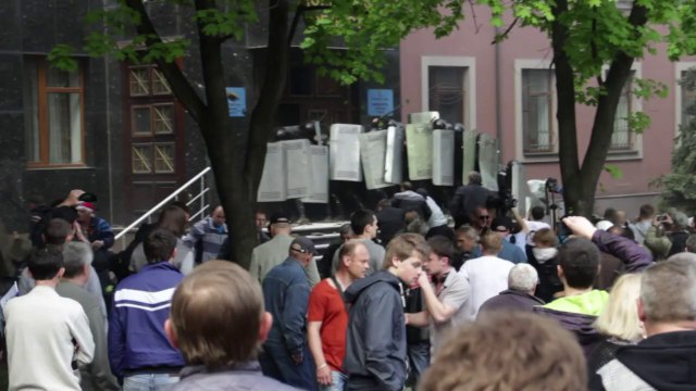 Ukraine : les pro-russes prennent d'assaut le siège du parquet régional à Donetsk