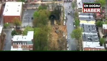 Toprak kayması araçları böyle yuttu!..