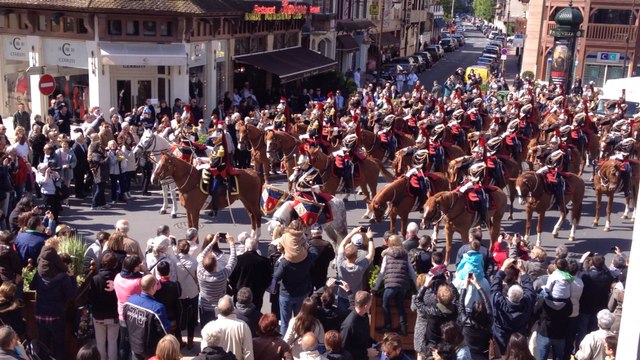 La fanfare de la Garde républicaine défile dans les rues