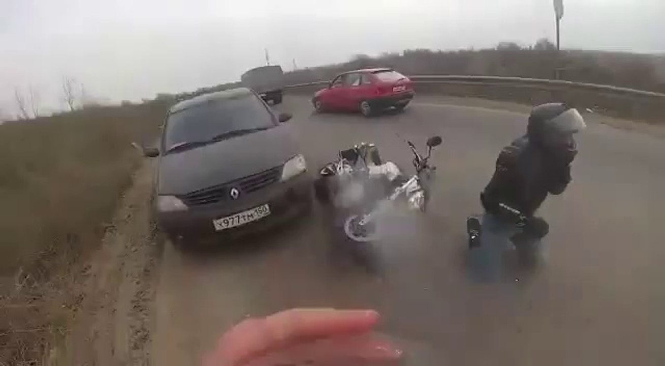 Accident de moto après qu'un homme ai ouvert sa porte sans regarder dans son rétro viseur