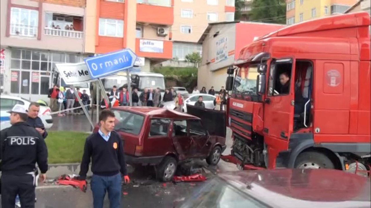 ALAPLI KAZA ANI GÜVENLİK KAMERALARINA YANSIDI