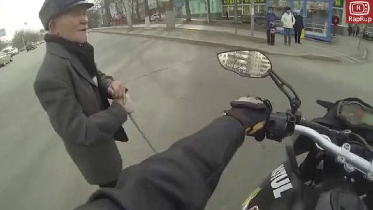 İnsanlık ölmemiş dedirten yardımsever motorsikletci