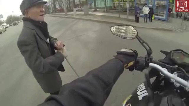 İnsanlık ölmemiş dedirten yardımsever motorsikletci