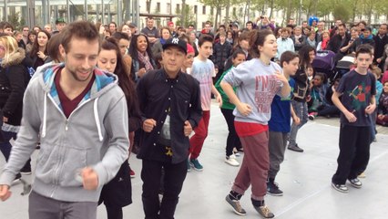 Flash mob sur la place Nap´