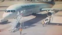 Un camion tente de passer sous un avion