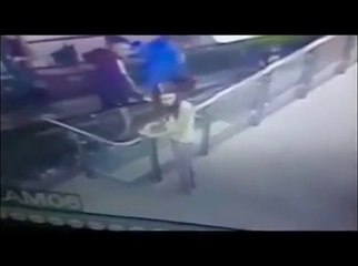 Elle tombe de très haut en voulant rattraper son téléphone!