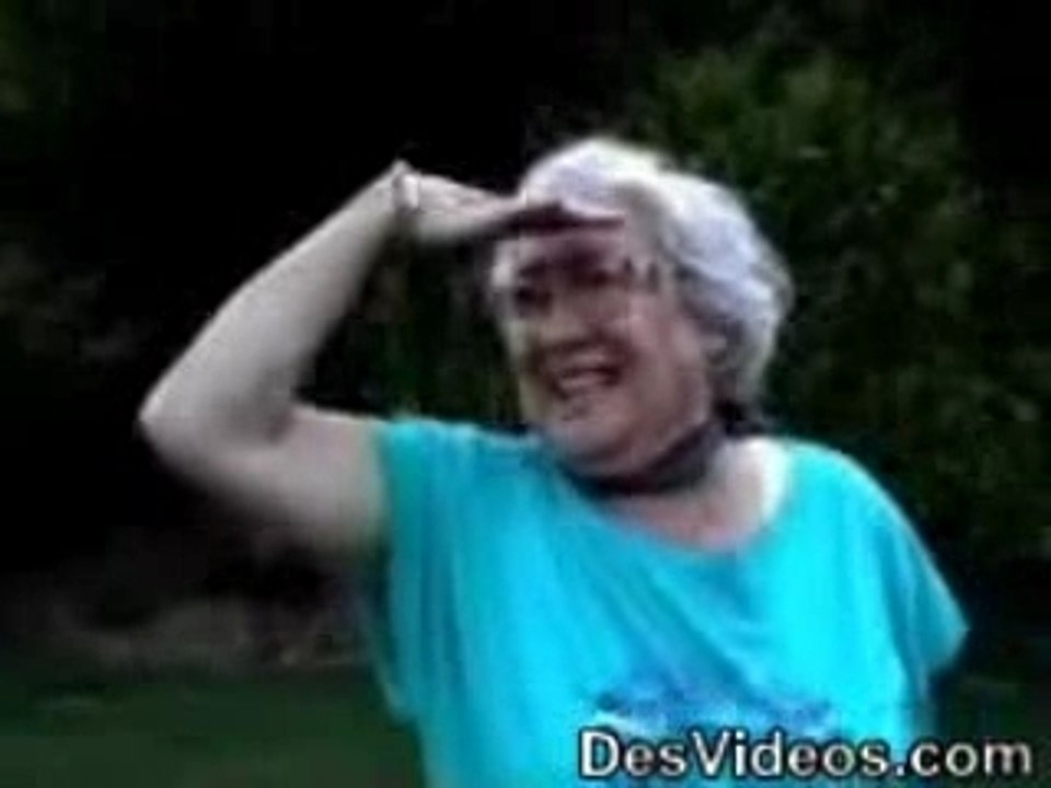 Humour-une mamie fait du foot