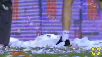 Korku dolu anlar! Tribün sahaya yıkıldı!