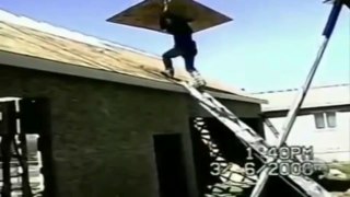 Videos de Risa: Surfeando sin olas en el tejado de la casa (tepillao.com)