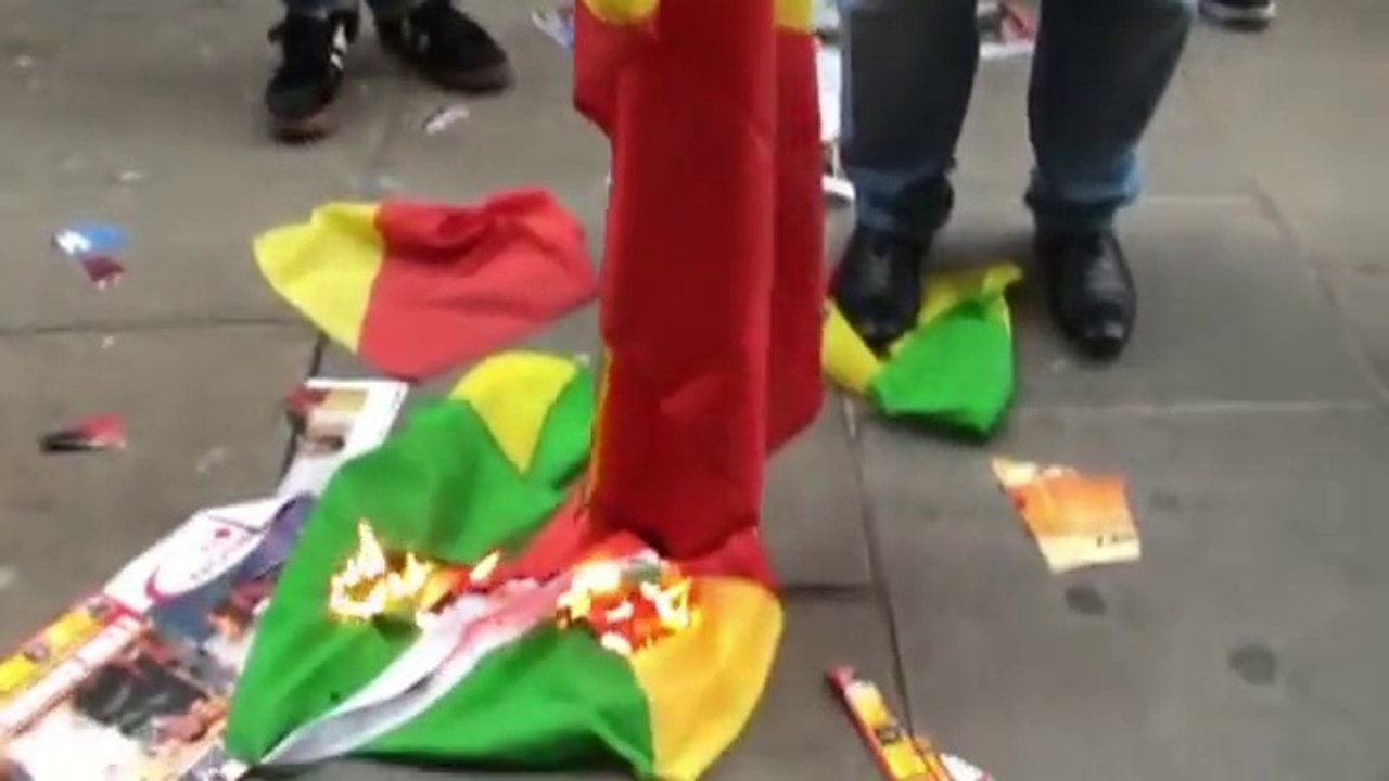 Le Drapeau du Congo Brazzaville Déchiré et Brulé par les Congolais RDC devant l'ambassade du Congo-Brazza à Londres