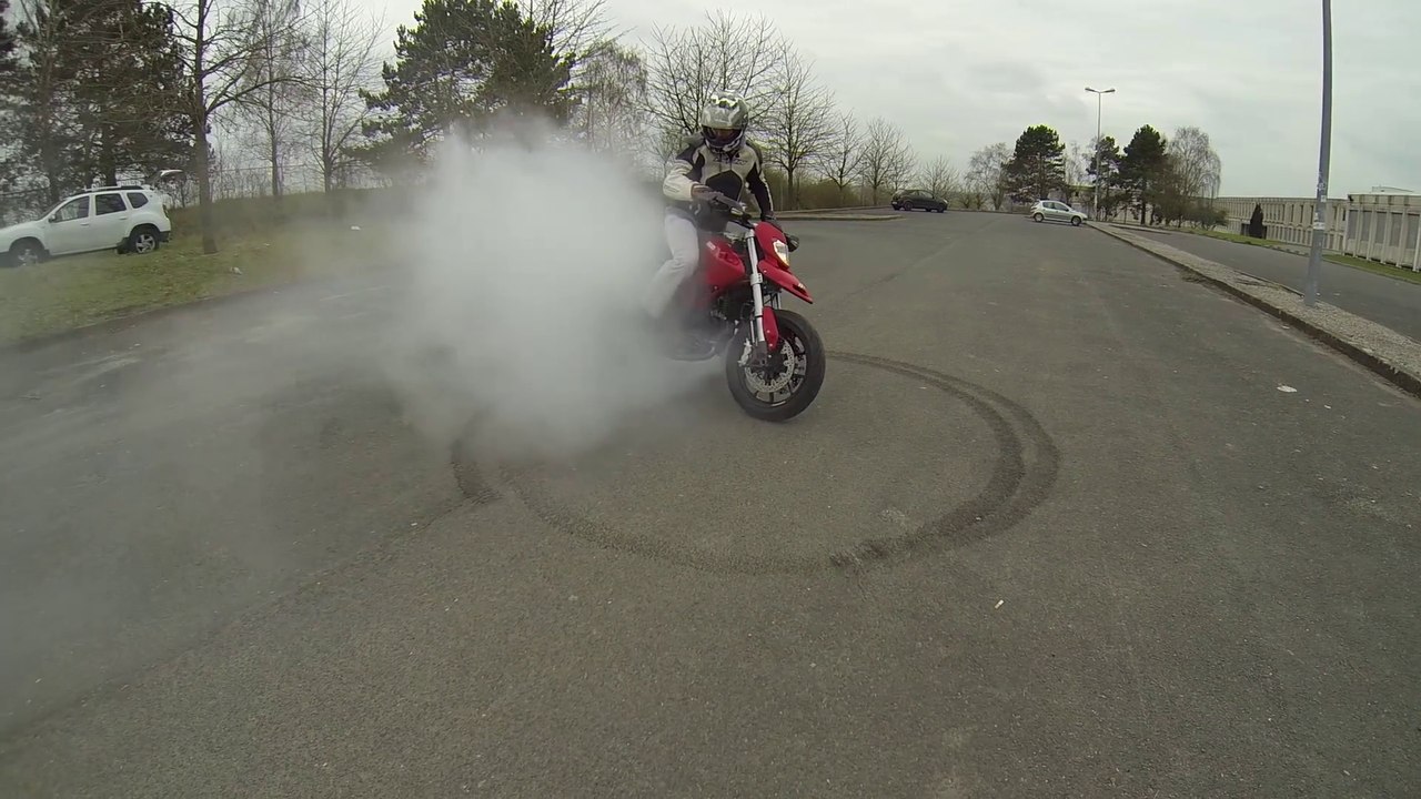 [Ducati 1100 hypermotard] Smoking tire