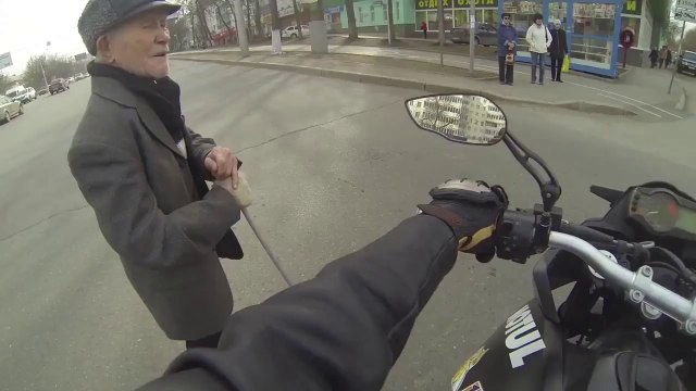 Les motards sont des gars sympa! Ils aident les grand-pères à traverser!