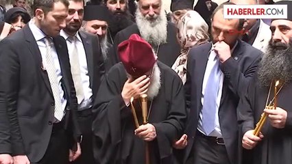 Patrik Öşvank Kilisesinde Haç Çıkardı