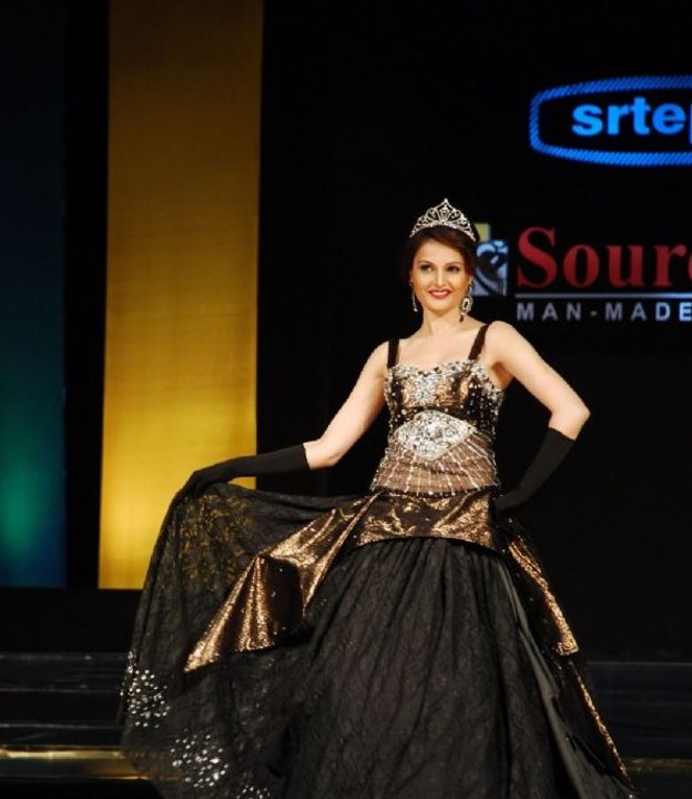 Bollywood Girl Monica Bedi Looks Cute & Hot While walks the Ramp for Top designers on Source Fashion Show at Grand Hyatt