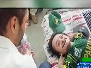 Shahid Afridi mazor naujawan say milnay is k ghar poch gaye