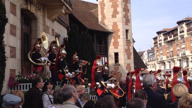 Aubade de la fanfare de la Garde républicaine devant la mairie