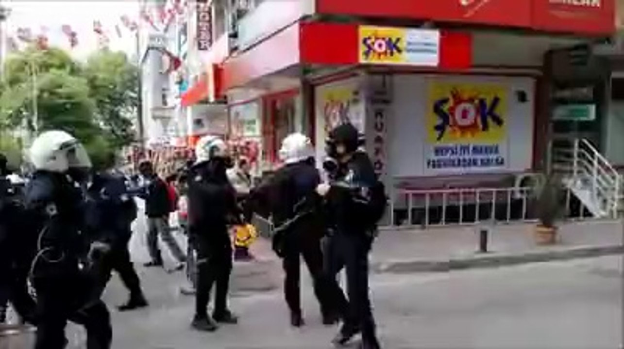 Göstericilerden Kaçan Polis