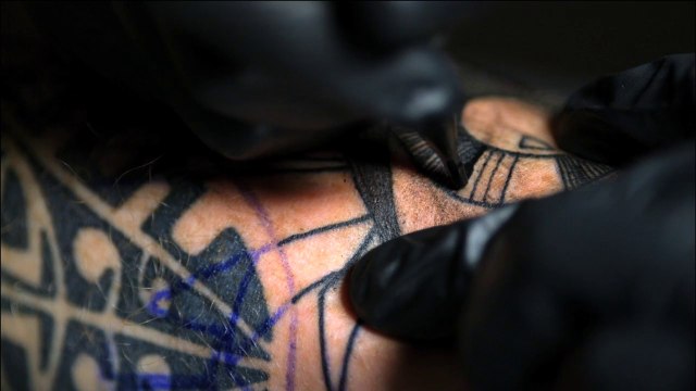 Tatouage en slow motion