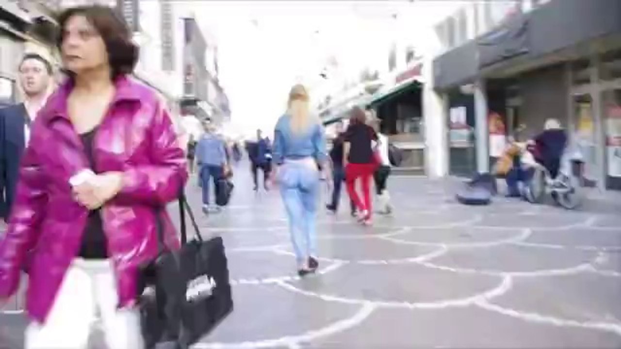 Body Paint ile Çaktırmadan Sokakta Çıplak Dolaşmak