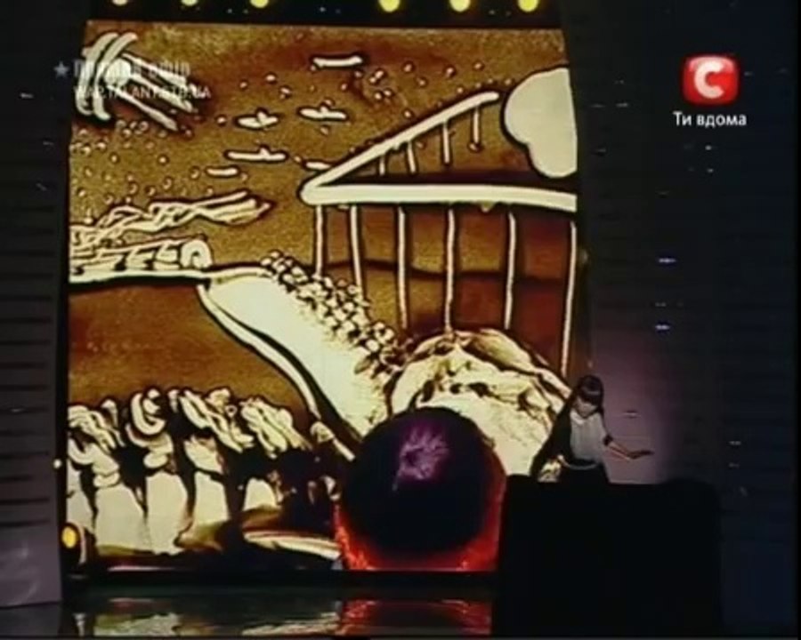 La performance poétique d'une artiste Ukrainienne avec du sable. Magique.