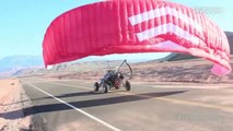 Un buggy qui vole avec un parachute!
