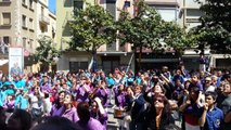 Enxaneta de la Colla Castellera de Figueres puja al balcó de l'Ajuntament