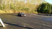 Un taré écrase son pote en driftant en voiture! Dingue...