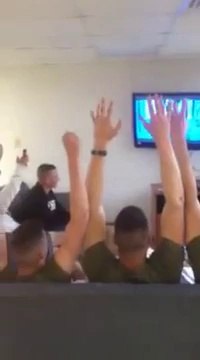 Des Marines chantent Le tube de Frozen : Let It Go... Hilarant!